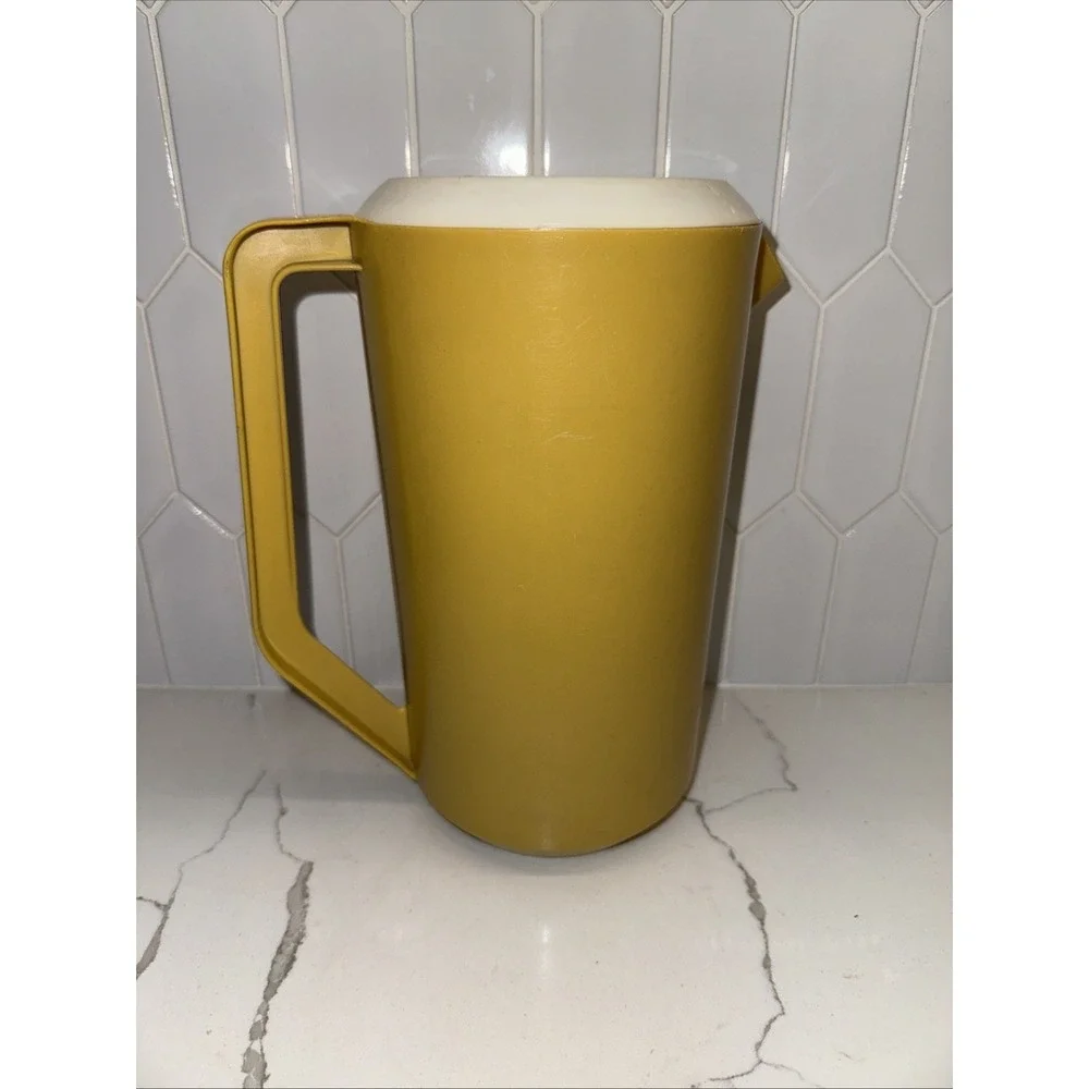 Vintage Rubbermaid 2.25 Quart Pitcher harvest gold Yellow J-2445 With White Lid